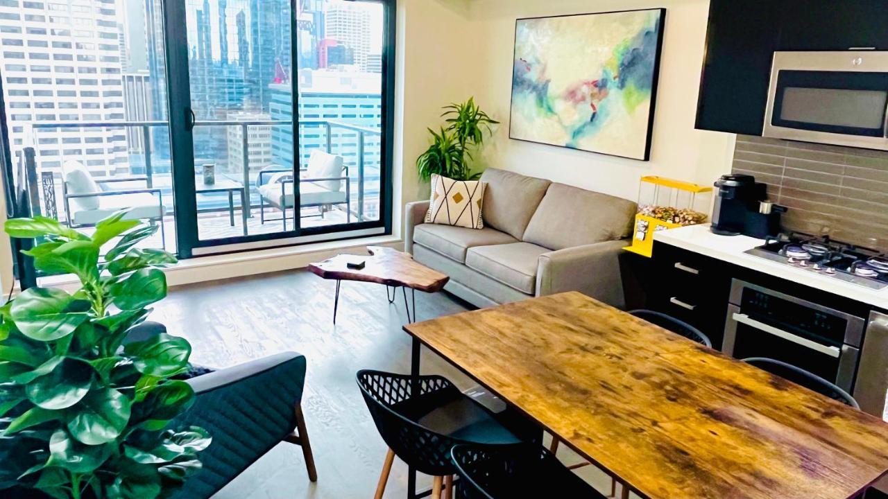 Luxury Downtown Sunset Getaway - Your Home Away From Home - Fully Stocked Kitchen, Gym, Balcony, Free Parking คาลการี ภายนอก รูปภาพ