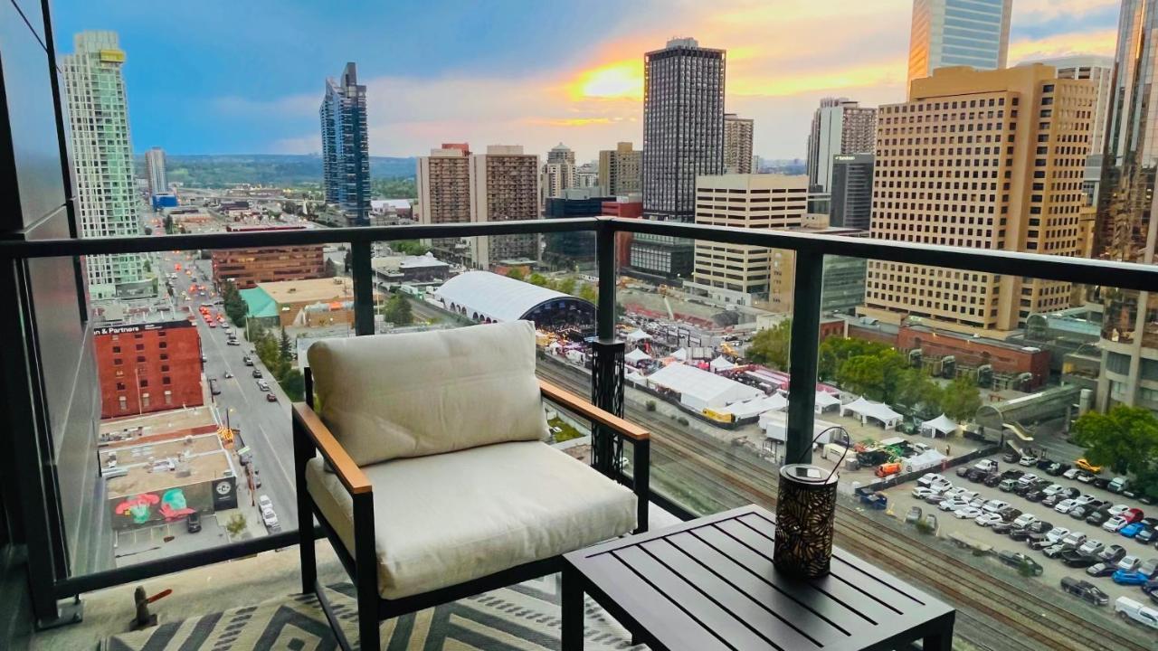 Luxury Downtown Sunset Getaway - Your Home Away From Home - Fully Stocked Kitchen, Gym, Balcony, Free Parking คาลการี ภายนอก รูปภาพ