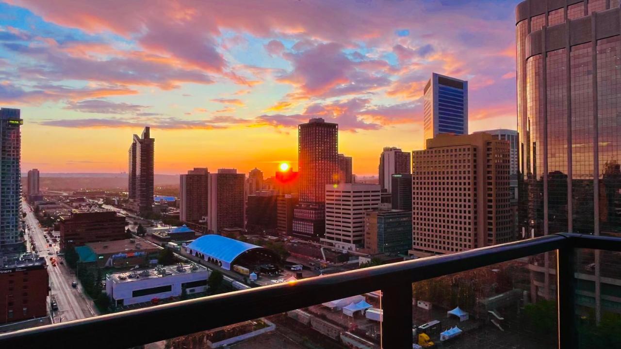 Luxury Downtown Sunset Getaway - Your Home Away From Home - Fully Stocked Kitchen, Gym, Balcony, Free Parking คาลการี ภายนอก รูปภาพ