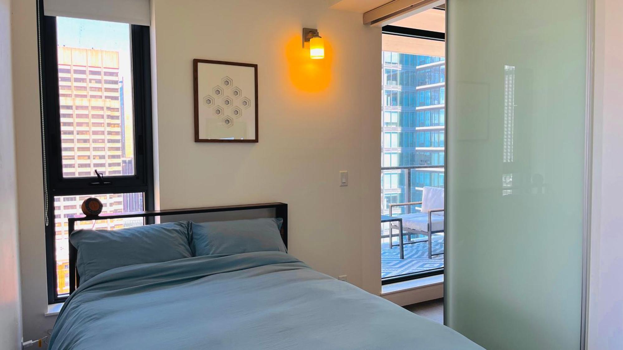Luxury Downtown Sunset Getaway - Your Home Away From Home - Fully Stocked Kitchen, Gym, Balcony, Free Parking คาลการี ภายนอก รูปภาพ