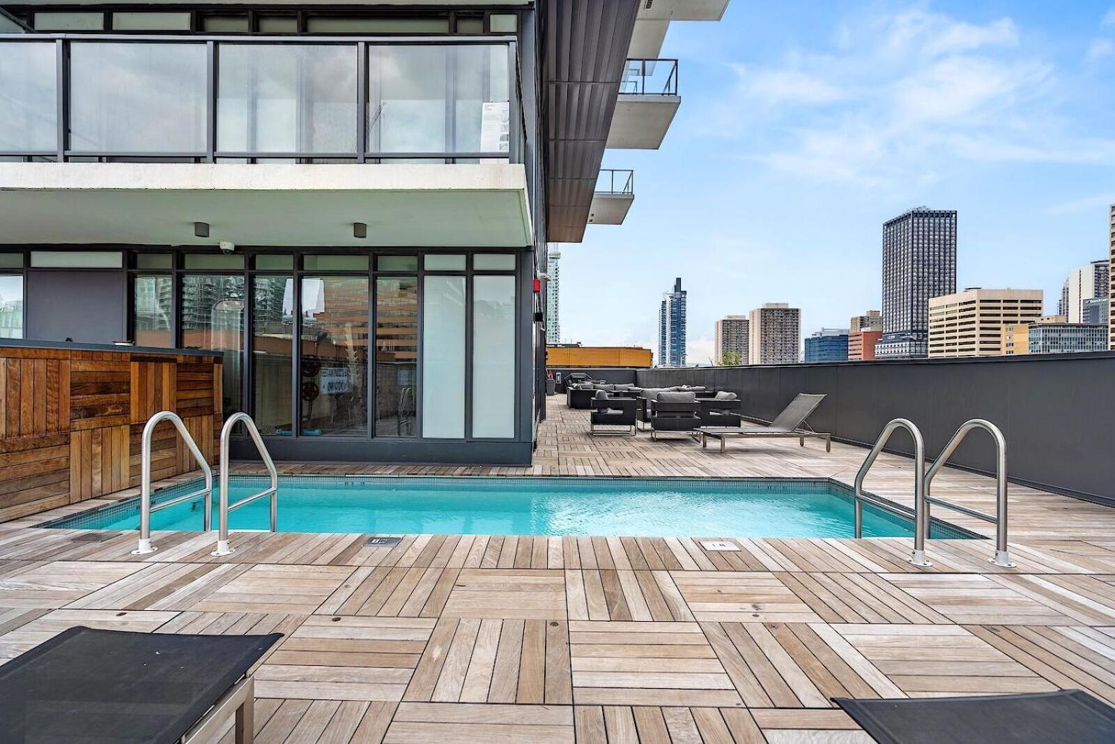 Luxury Downtown Sunset Getaway - Your Home Away From Home - Fully Stocked Kitchen, Gym, Balcony, Free Parking คาลการี ภายนอก รูปภาพ