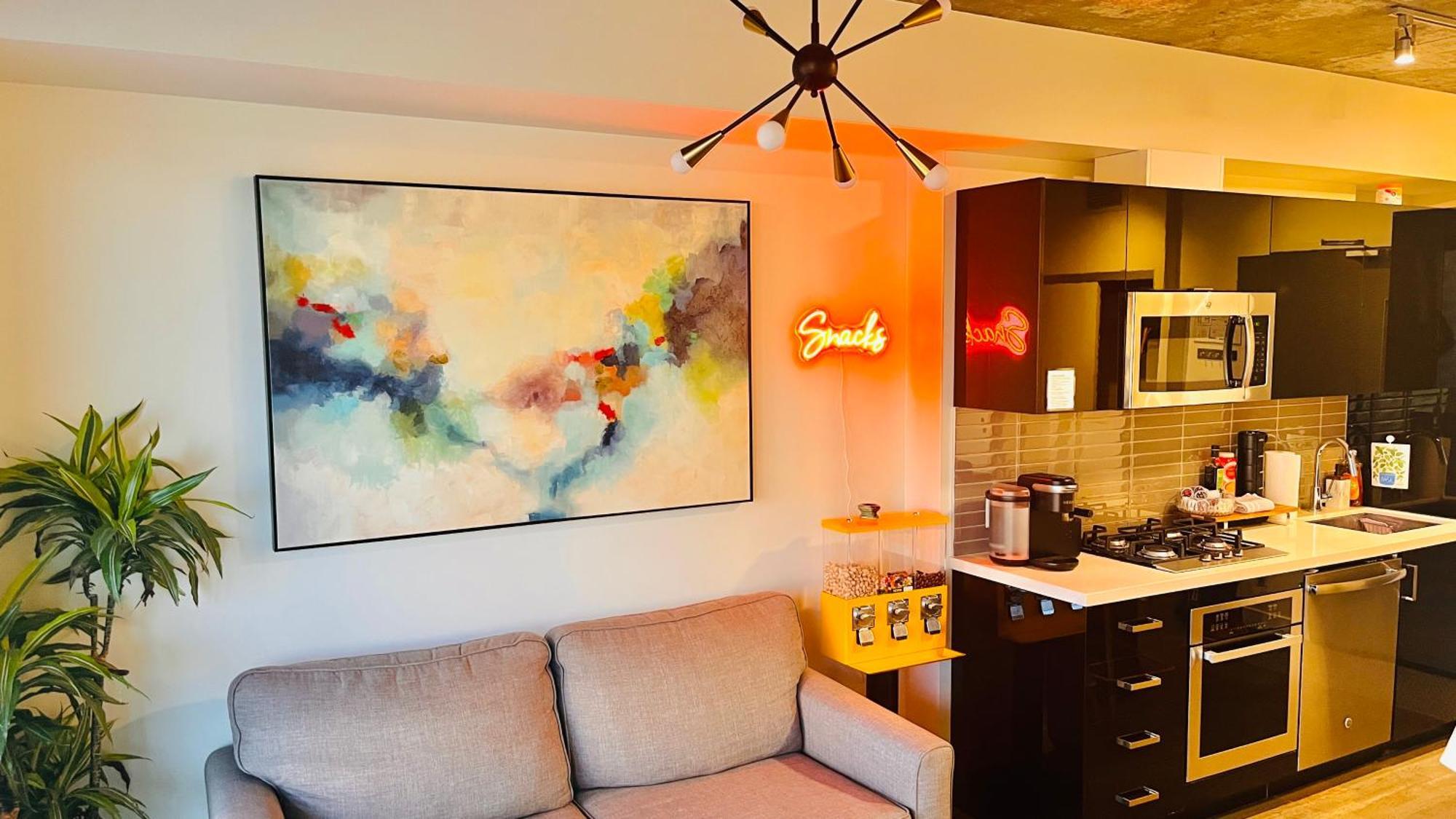 Luxury Downtown Sunset Getaway - Your Home Away From Home - Fully Stocked Kitchen, Gym, Balcony, Free Parking คาลการี ภายนอก รูปภาพ